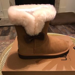 Ugg Bow NEW